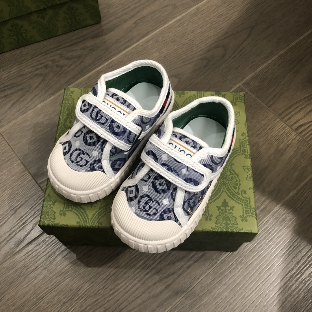 Children's shoes child